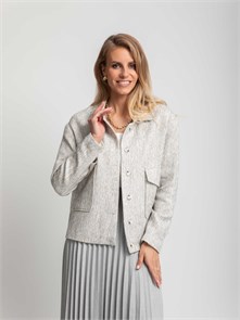 {{productViewItem.photos[photoViewList.activeNavIndex].Alt || productViewItem.photos[photoViewList.activeNavIndex].Description || 'Жакет-бомбер'}}